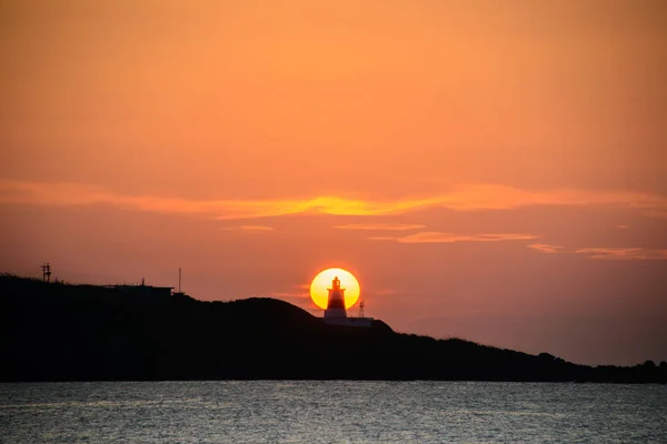 Der Abenddämmerung Steht Die Sonne Hinter Dem Leuchtturm Der Leuchtturm — Stockfoto