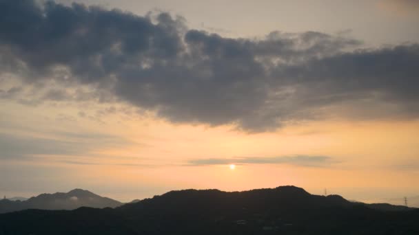 太阳升起 偶尔被移动的云彩遮掩 日出在山顶上 橙色的天空和云彩 — 图库视频影像