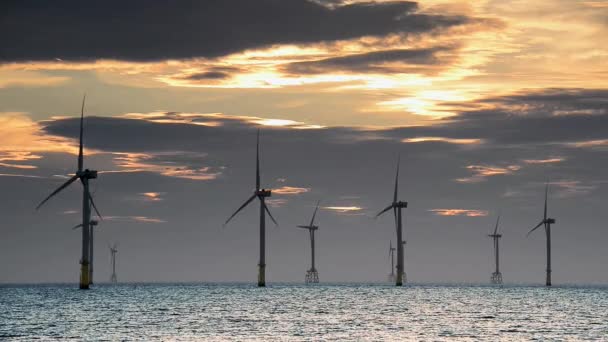 Los Fanáticos Las Turbinas Eólicas Giran Sobre Brillante Mar Nubes — Vídeos de Stock