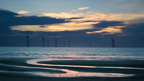 Fãs Turbinas Eólicas Giram Sobre Mar Cintilante Nuvens Dinâmicas Pôr — Vídeo de Stock