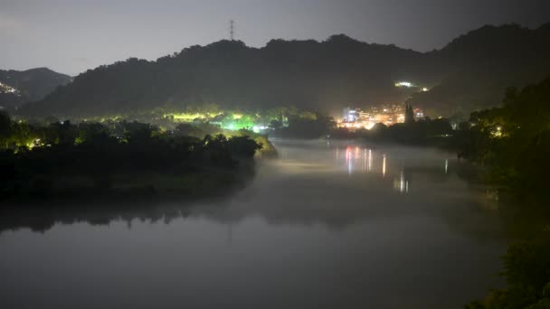 Нічний Туман Плаває Рухається Вздовж Річки Загадковий Мрійливий Краєвид Річці — стокове відео