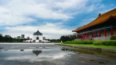 Özgürlük Meydanı 'ndaki suda çok güzel yansımalar var. Chiang Kai-shek Anma Salonu ve Ulusal Konser Salonu yağmurdan sonra.