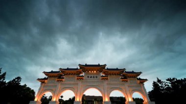 Özgürlük Meydanı girişinde kemer var. Dramatik dinamik bulutlar. Chiang Kai-shek Anma Salonu ve Ulusal Konser Salonu yağmurdan sonra.