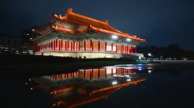 Özgürlük Meydanı 'ndaki suda çok güzel yansımalar var. Chiang Kai-shek Anma Salonu ve Ulusal Konser Salonu yağmurdan sonra.