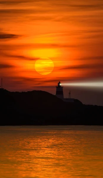 Der Abenddämmerung Steht Die Sonne Hinter Dem Leuchtturm Der Leuchtturm — Stockfoto