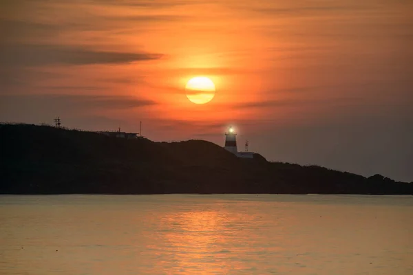 Der Abenddämmerung Steht Die Sonne Über Dem Leuchtturm Der Leuchtturm — Stockfoto