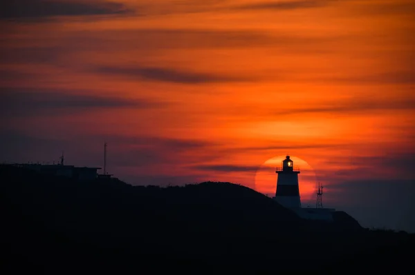 Вентиляторы Ветряных Турбин Вращаются Над Сверкающим Морем Динамические Облака Закате — стоковое фото