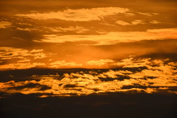 Ряд Рядом Аккуратно Расставленных Белых Облаков Оранжево Желтое Небо Сумерках — стоковое фото