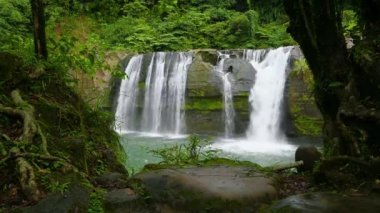 Büyük uçurumları atlamalarıyla ünlüdür ve güvenli bir yüzme havuzu vardır. Lingjiao Şelalesi, New Taipei 'nin Pingxi ilçesinde yer almaktadır.