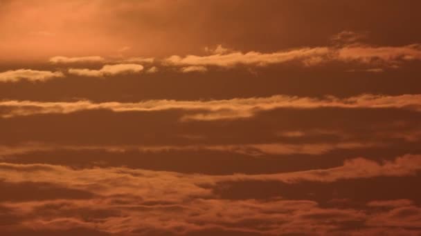 Slunce Pokryto Řadami Pruhovaných Mraků Takže Vypadá Záhadně Soumraku Mraky — Stock video