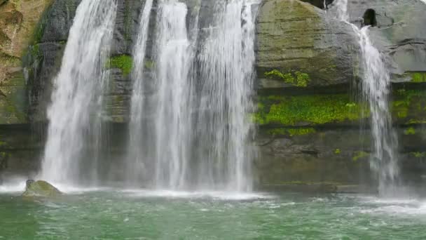 它的大悬崖因跳跃而很受欢迎 还有一个安全的游泳池 岭桥瀑布位于新台北市平西区 — 图库视频影像