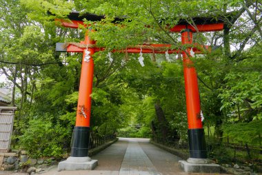 Ujigami Jinja Tapınağı 'ndan Torii. Bir UNESCO Dünya Mirası Sitesi. Kyoto yavaş seyahat deneyimi için çok uygun bir yer olmalı. Japonya