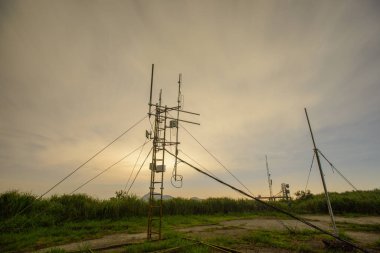 Bir radar istasyonunda terk edilmiş anten ekipmanları. Gece uzun pozlu çekim. Ruifang, New Taipei 'deki Caoshan Radar İstasyonu' nun izleme platformu. Tayvan