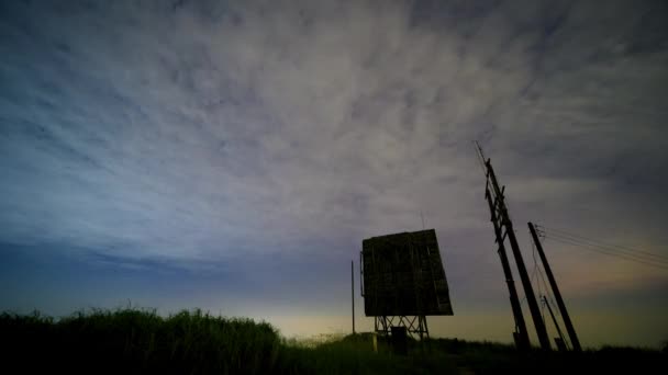 Opuštěné Anténní Zařízení Radarové Stanici Dlouhý Záběr Noci Vyhlídková Plošina — Stock video