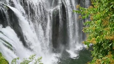 Kuzey Amerika 'daki Niagara Şelalesi' ne benzer şekilde Pingxi Bölgesi, New Taipei City 'de yer alır. Tayvan