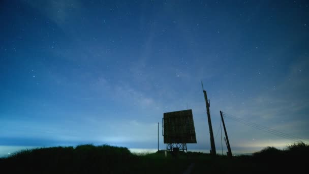 Verlaten Antenne Apparatuur Bij Een Radarstation Lange Blootstellingsfoto Nachts Uitzicht — Stockvideo