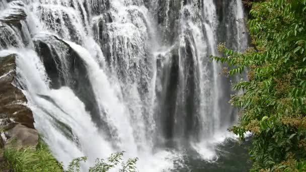 北米のナイアガラの滝に似ている滝Shifen滝は 新北市平渓区に位置しています — ストック動画