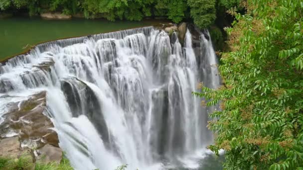 北米のナイアガラの滝に似ている滝Shifen滝は 新北市平渓区に位置しています — ストック動画
