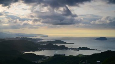 Dağlar ve denizlerle çevrili bir köy. Mavi gökyüzü ve renkli dinamik bulutlar. Alacakaranlıkta Jiufen. Ruifang Bölgesi, New Taipei Şehri, Tayvan