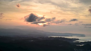 Dağlar ve denizlerle çevrili bir köy. Mavi gökyüzü ve renkli dinamik bulutlar. Alacakaranlıkta Jiufen. Ruifang Bölgesi, New Taipei Şehri, Tayvan