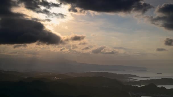 山と海に囲まれた村 青空とカラフルなダイナミックな雲 九分夕暮れ時 台湾新北市瑞芳区 — ストック動画