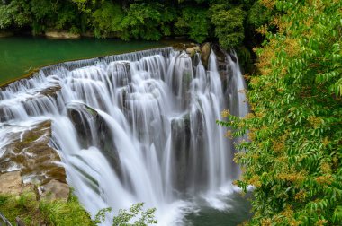 Kuzey Amerika 'daki Niagara Şelalesi' ne benzer şekilde Pingxi Bölgesi, New Taipei City 'de yer alır. Tayvan