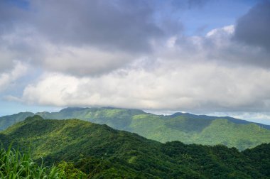 Dağ tepelerinde hızlı hareket eden bulutlar. Alacakaranlıkta Jiufen. Ruifang Bölgesi, New Taipei Şehri, Tayvan