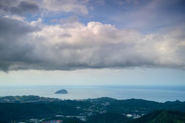 Dağ tepelerinde hızlı hareket eden bulutlar. Alacakaranlıkta Jiufen. Ruifang Bölgesi, New Taipei Şehri, Tayvan