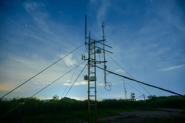 Equipamento Antena Abandonado Numa Estação Radar Longa Exposição Noite Plataforma — Fotografia de Stock