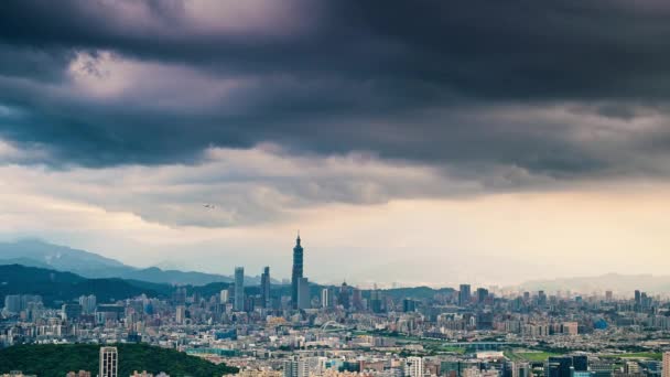 Dramatische Wolkendecke Stadthimmel Einem Bewölkten Tag Blick Auf Die Stadtlandschaft — Stockvideo