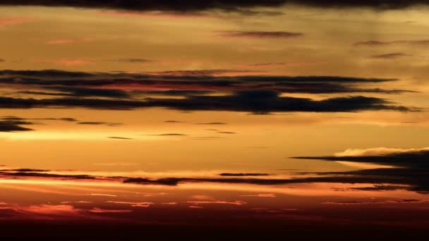 Облака Напоминают Полоски Тигра Солнце Скрыто Облаками Кажется Туманным Сумерках — стоковое видео