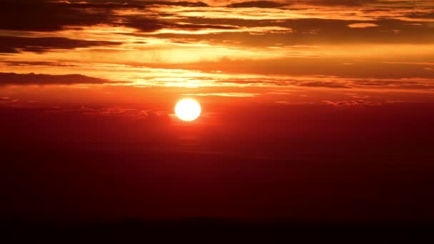 Słońce Porusza Się Kierunku Horyzontu Czasami Zasłaniają Ciemne Chmury Zmierzchu — Wideo stockowe
