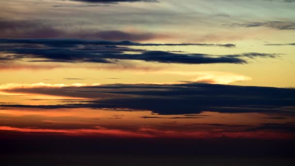 Bulutlar Kaplan Çizgilerine Benzer Güneş Bulutlar Tarafından Gizleniyor Puslu Görünüyor — Stok video