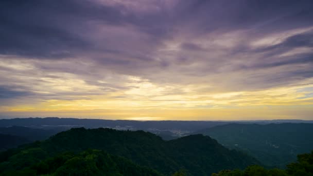 黄昏时山城的风景 橙色的天空和云彩 Miaoli县山区和山谷景观 — 图库视频影像