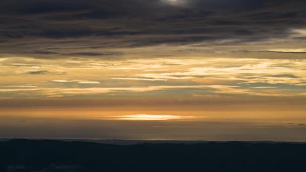 空と海はオレンジと金です 船とダイナミックな雲 夕暮れ時 苗栗県の海辺の風景 — ストック動画