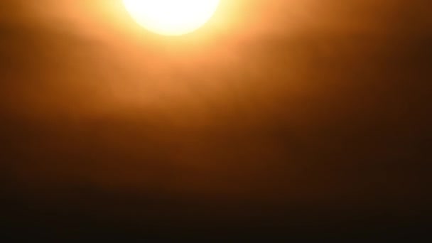 Słońce Porusza Się Kierunku Horyzontu Czasami Zasłaniają Ciemne Chmury Latarnia — Wideo stockowe