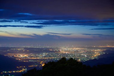 Dahu Kasabası ve Zhuolan Kasabası 'nın gece manzarasına bakıyor. Ginger Garden Tarım Bölgesi, Miaoli Bölgesi.