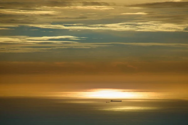 Cielo Mar Son Color Naranja Oro Naves Nubes Dinámicas Atardecer — Foto de Stock