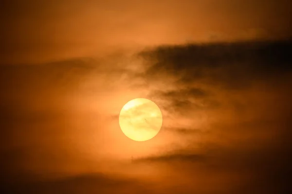 Słońce Porusza Się Kierunku Horyzontu Czasami Zasłaniają Ciemne Chmury Latarnia — Zdjęcie stockowe