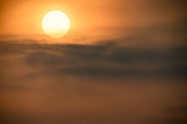 Solen Rör Sig Mot Horisonten Ibland Skymd Mörka Moln Fugui — Stockfoto