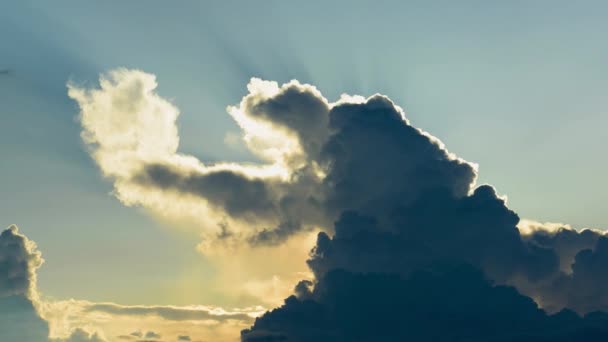 Impresionantes Vistas Del Sol Brillando Través Las Nubes Cielo Dinámico — Vídeos de Stock