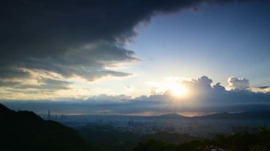Huşu uyandıran Güneş Manzaraları Bulutların Arasında Parlıyor ve Dinamik Gökyüzü. Dajianshan Dağı 'ndan kentsel manzara, Yeni Taipei Şehri, Tayvan