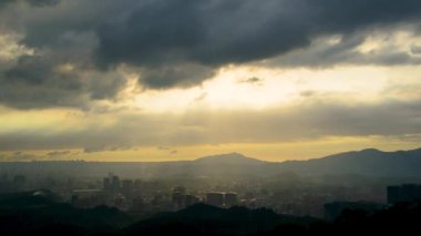 Dinamik Crepuscular Ray ve Guanyin Dağı 'nın silueti. Dajianshan Dağı 'ndan kentsel manzara, Yeni Taipei Şehri, Tayvan