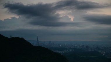 Şehrin üzerinde dramatik dinamik kara bulutlar. Dajianshan Dağı 'ndan kentsel manzara, Yeni Taipei Şehri, Tayvan