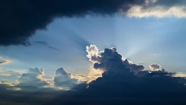 Zachwycające Widoki Słońce Świecące Przez Chmury Dynamiczne Niebo Widok Miejski — Wideo stockowe