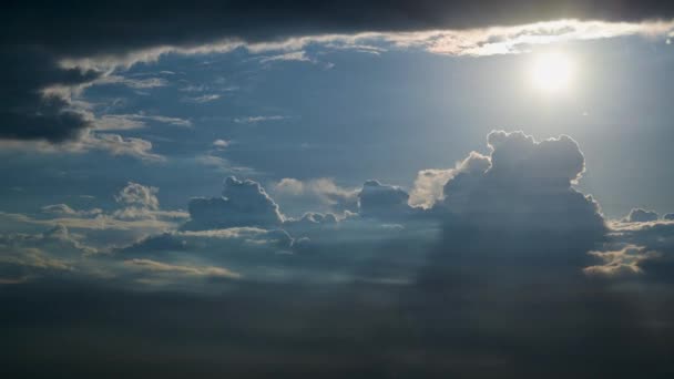 Obdivuhodné Pohledy Slunce Které Svítí Mraky Dynamickou Oblohou Pohled Městskou — Stock video