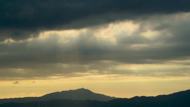 ダイナミック三日月形のレイと観音山のシルエット 新北市大鞍山から見た都市景観 — ストック動画
