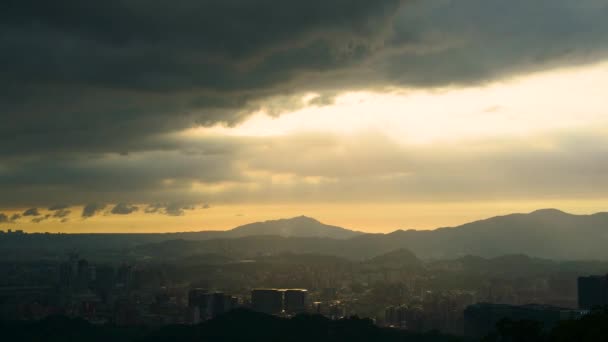 Dynamic Crepuscular Ray Silueta Montaña Guanyin Vista Del Paisaje Urbano — Vídeos de Stock
