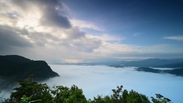 空の雲 谷の雲の海 ゆっくりと移動している 山頂の白い雲の海の感動的な景色 — ストック動画