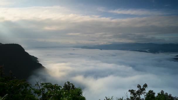 Sabahın Erken Saatlerinde Beyaz Deniz Bulutları Dingin Huzurludur Dağların Tepesindeki — Stok video